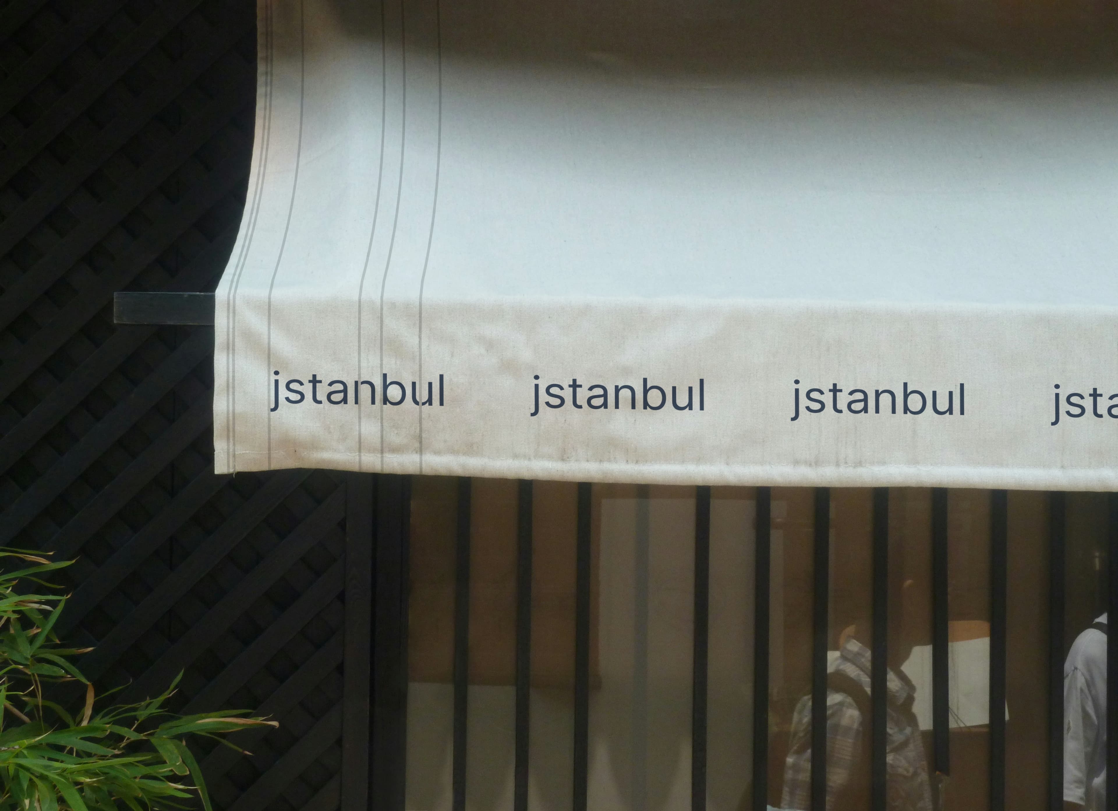 Stüdyo adına gönderme yapan desenli İstanbul çinisi